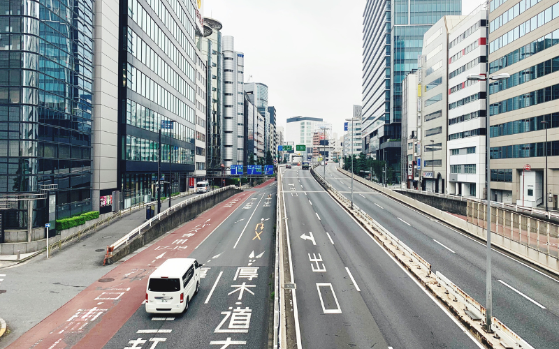 Governo japonês promete que vias expressas serão gratuitas até 2115, imagem mostra via expressa e prédios no Japão