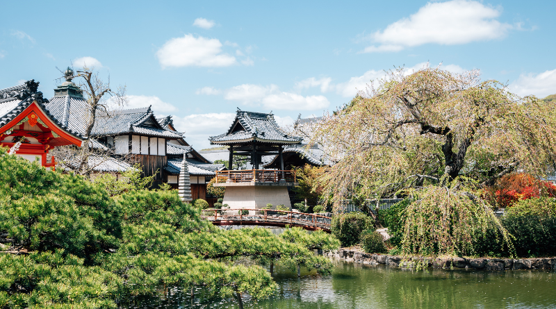 Japão registra primavera mais quente da história, imagem mostra castelo japones e lago em dia ensolarado