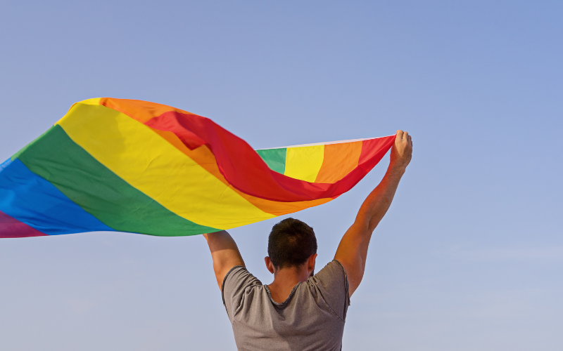 Tribunal de Nagoya não reconhece casamento entre pessoas do mesmo sexo como inconstitucional, imagem mostra homem segurando bandeira da comunidade LGBT