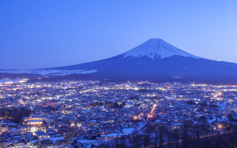 Governador de Yamanashi propõe sistema ferroviário leve para o Monte Fuji