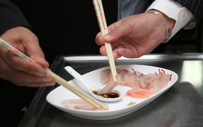 Primeiro-ministro Kishida come peixe de Fukushima para mostrar segurança para as pessoas