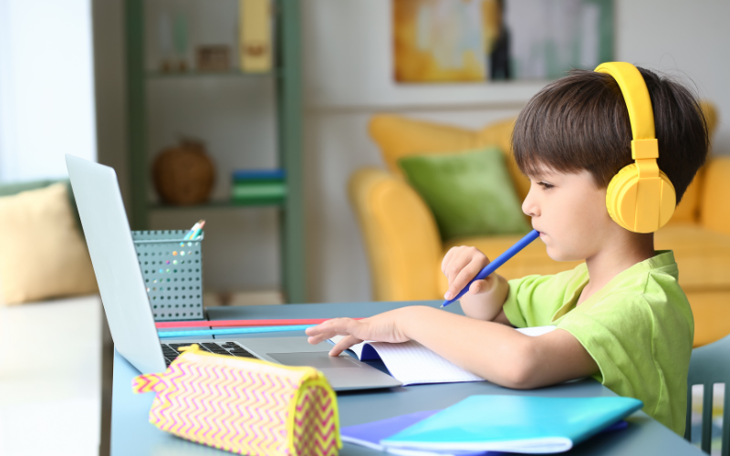 Projeto Escola para Todos visa apoiar crianças brasileiras que estão fora da escola oferecendo aulas gratuitas