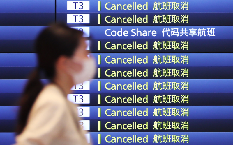 Tufão n.º 7 atinge Japão e causa cancelamento de centenas de voos e trens