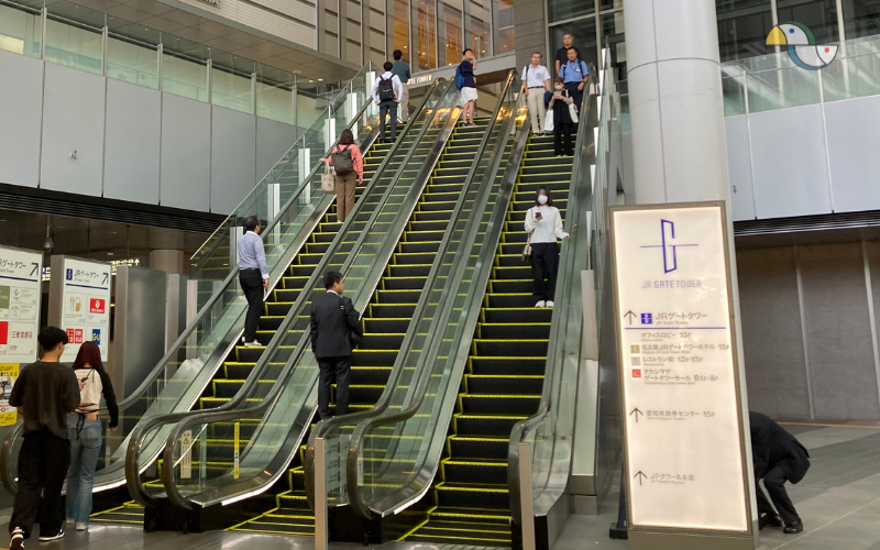 Atenção, agora é oficial: proibido caminhar nas escadas rolantes em Nagoya!