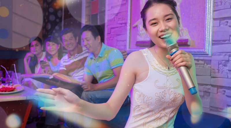 Karaoke no Japão! Um fenômeno mundial, saiba como surgiu e como é atualmente.