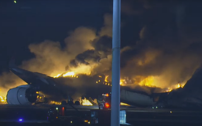 Avião da JAL pega fogo após colisão com aeronave no aeroporto de Haneda