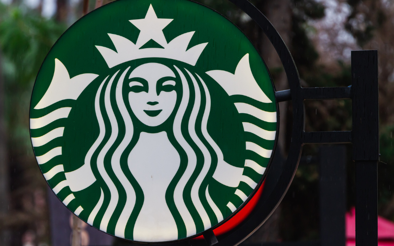 Homem é morto a tiros em Starbucks no oeste do Japão; suspeito continua foragido