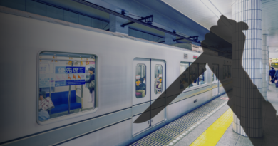 Mulher esfaqueia 4 homens no trem em Tóquio