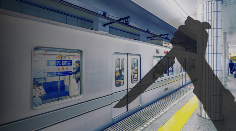 Mulher esfaqueia 4 homens no trem em Tóquio