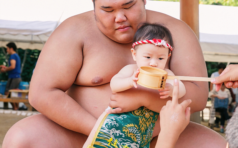 Nakizumo: festival onde os bebês choram no colo dos lutadores de sumô