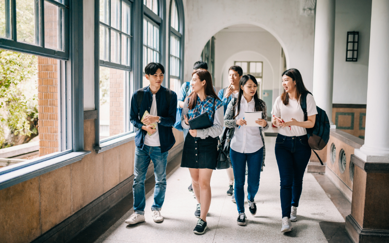 Estudantes brasileiros oferecerão suporte em português e outros idiomas durante
