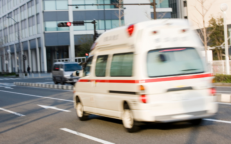 Duas irmãs de 5 e 7 anos morrem após colisão frontal entre ônibus e carro