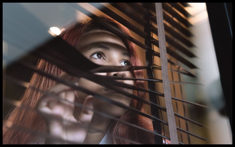 introvertida olhando pela janela