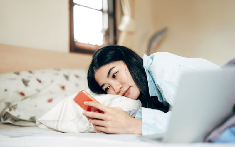 introvertido mexendo no celular